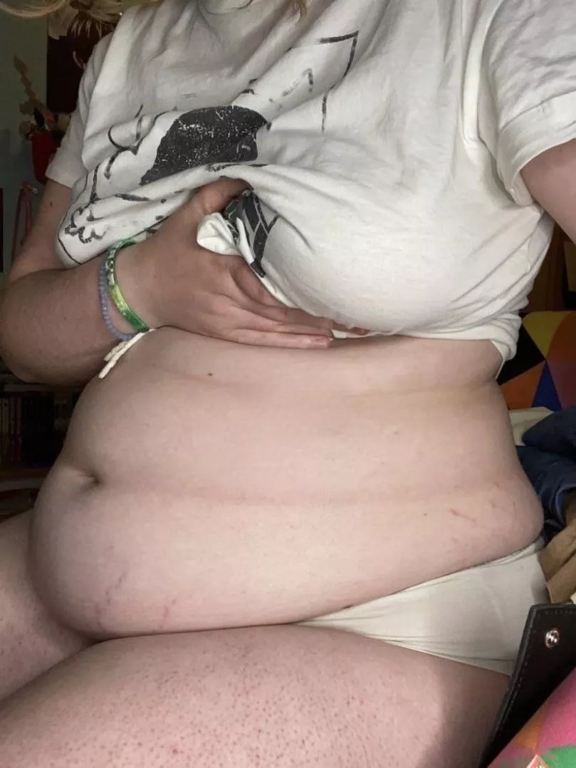 i feel like a hog..i love how my belly spills into my lap posted by l1fe0nm4rs1