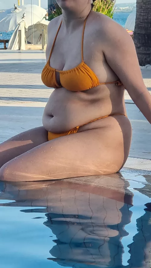 I was the fattest at the pool by a long shot by lilcakebaby