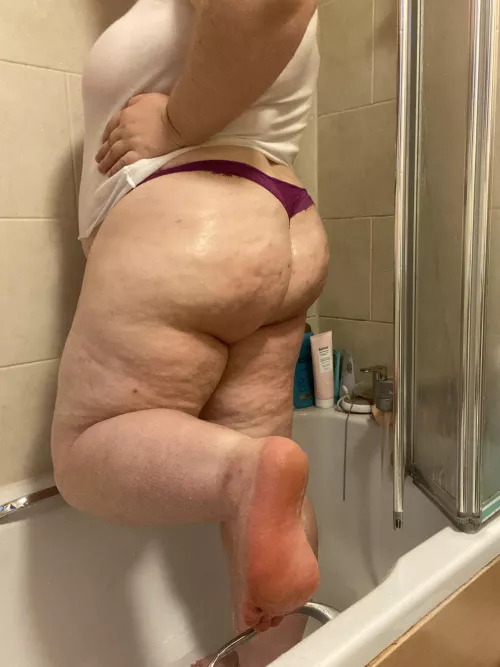 It’s shower time. by LunaBloom_29