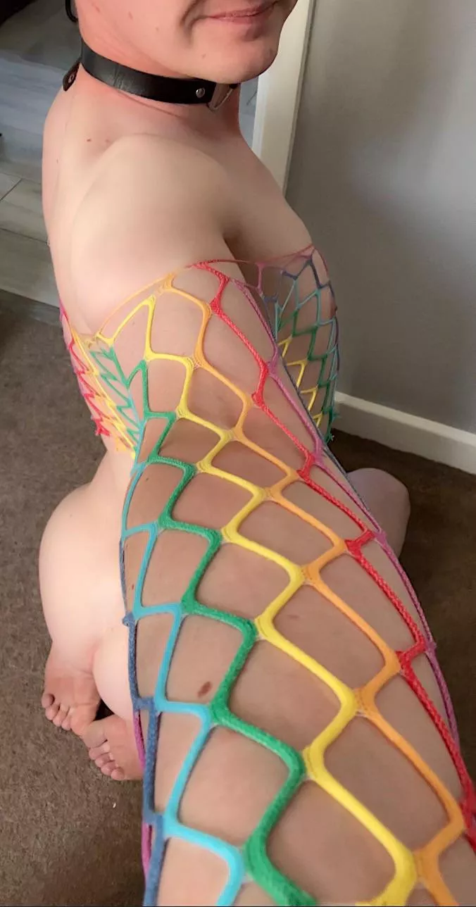 Okay I know you’ve seen this before but I never got enough love for my pretty barefeet the last time and I look so good with a cock in my mouth in this outfit 💕🌈 posted by suckmyboytoes
