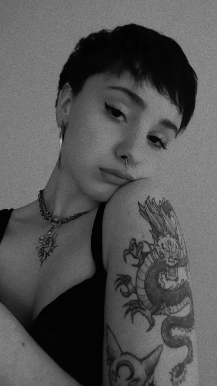 Do you like my hair forwards or backwards? 🤍 posted by FouYFootGecko4U