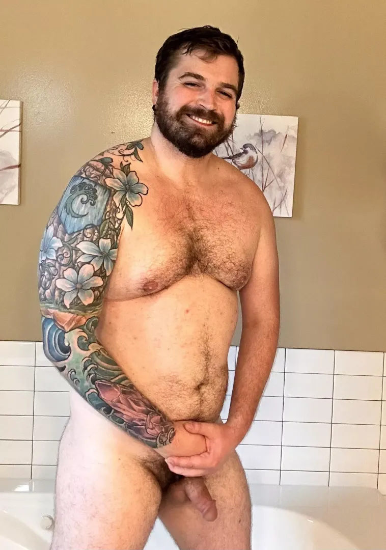 Online I see a lot of nudes with angry looking dudes. It made we wanna do one where I smile 🙂 by Icy_Height_3193