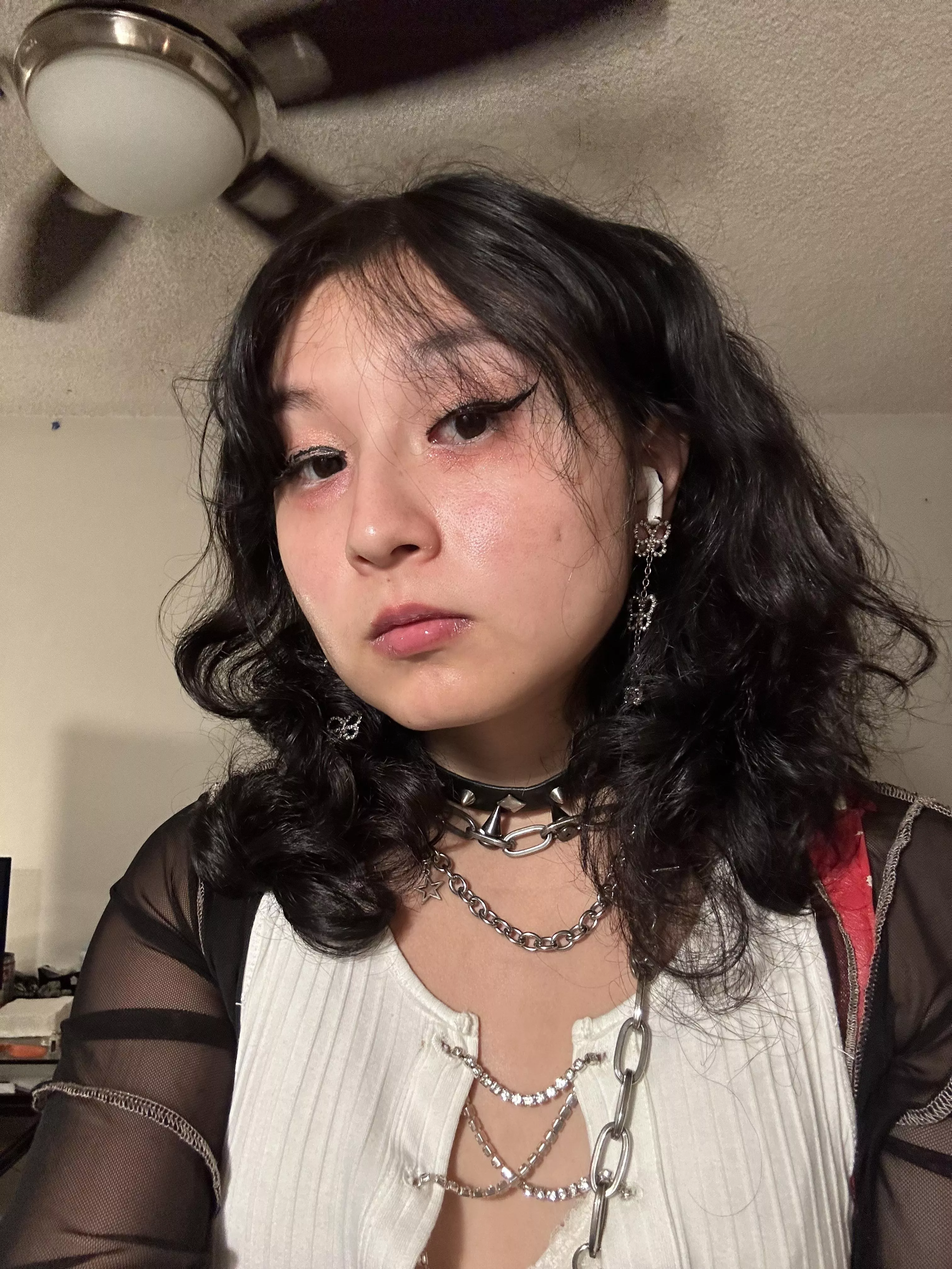 am i cute? posted by Imaginary_Look_9460