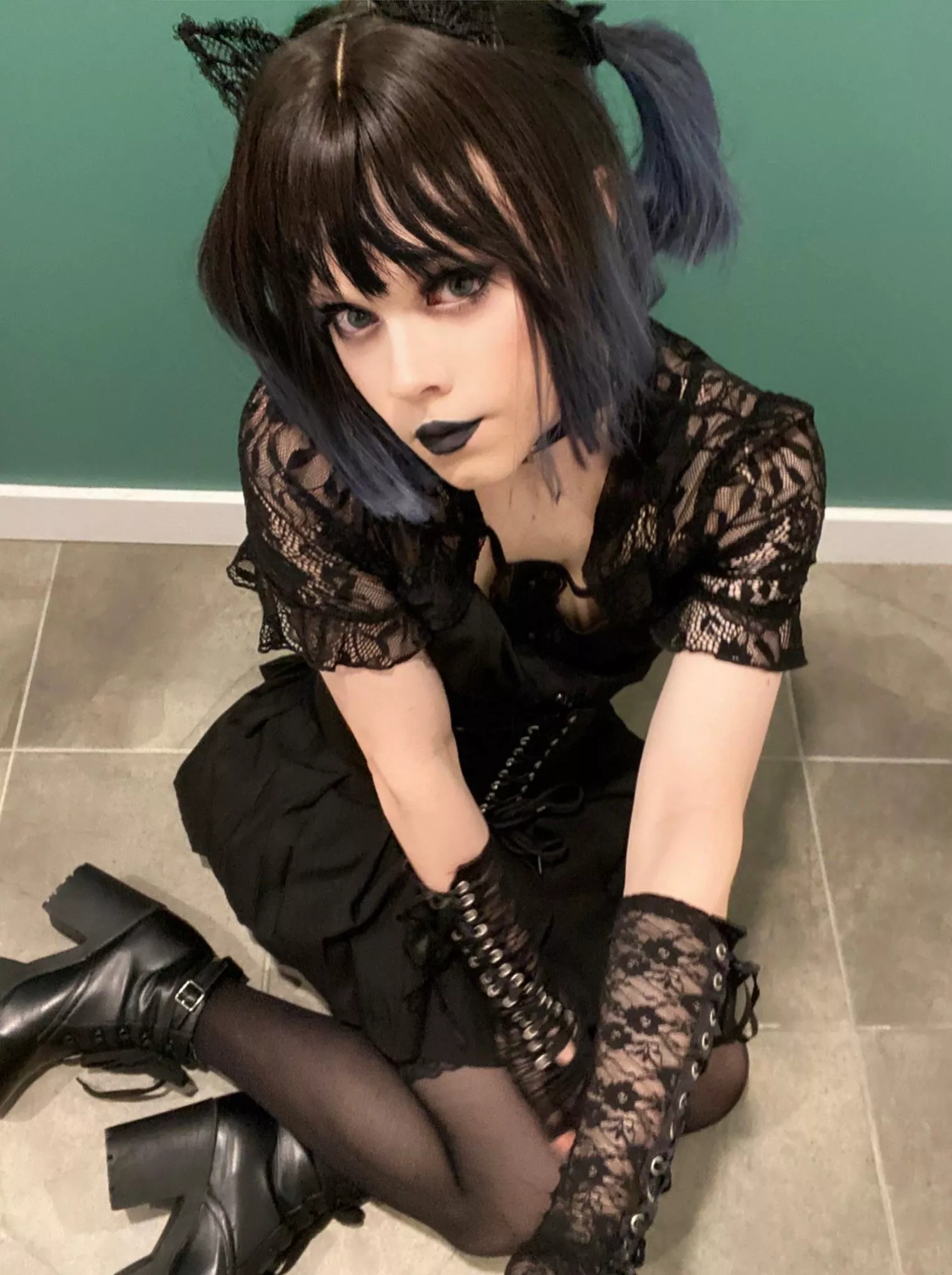 🖤Boys who can do their own makeup are just too cute, dont you think?🖤 posted by Dry-Apple2493