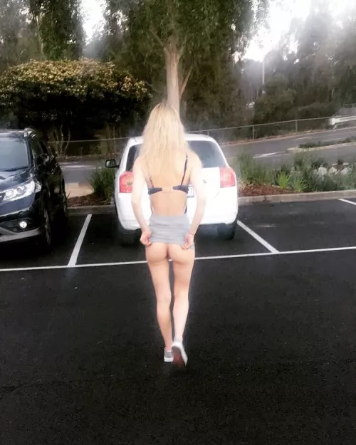 Flashing my ass 🍑 outdoors by pinkglitteraus