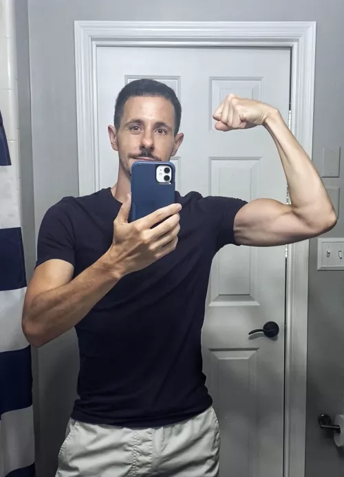 I like how this t-shirt fits. by rhh1977