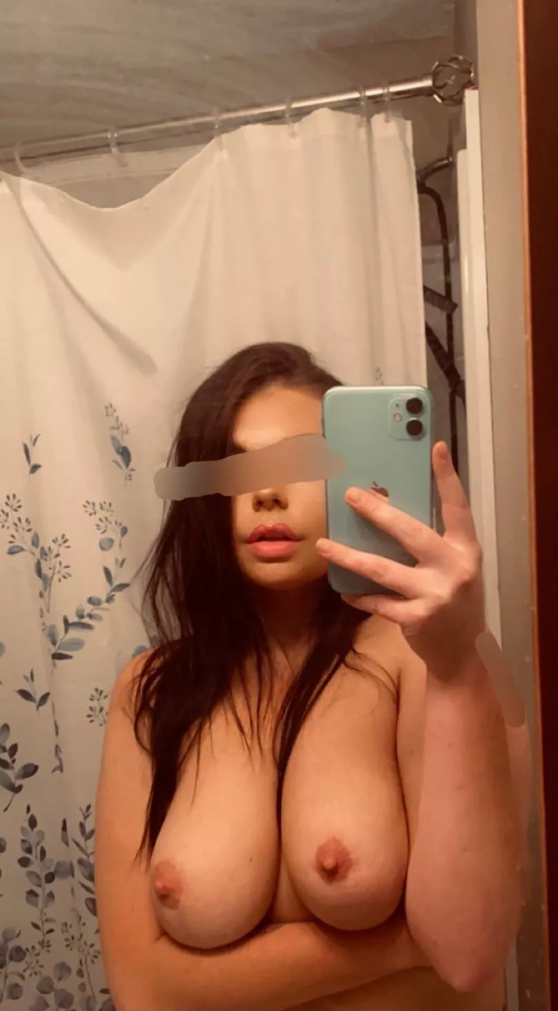 Let’s show hubby how many out there enjoy chubby milfs! 🫣 [image] posted by DrewAndBrooke