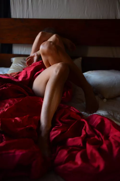 red silk by MalinaWhispers