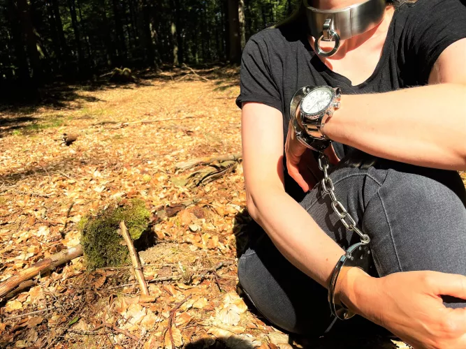 Wearing my Clejuso 11 handcuffs and a heavy steel collar by JessicaShackled