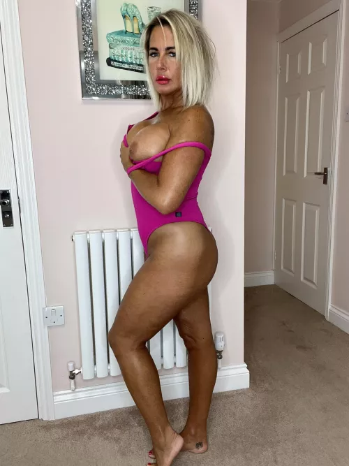 [F] 40 something, everything is pretty in pink by BackupThunder