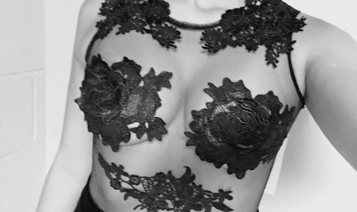 Happy black and white Wednesday (f) posted by naughty_miss_