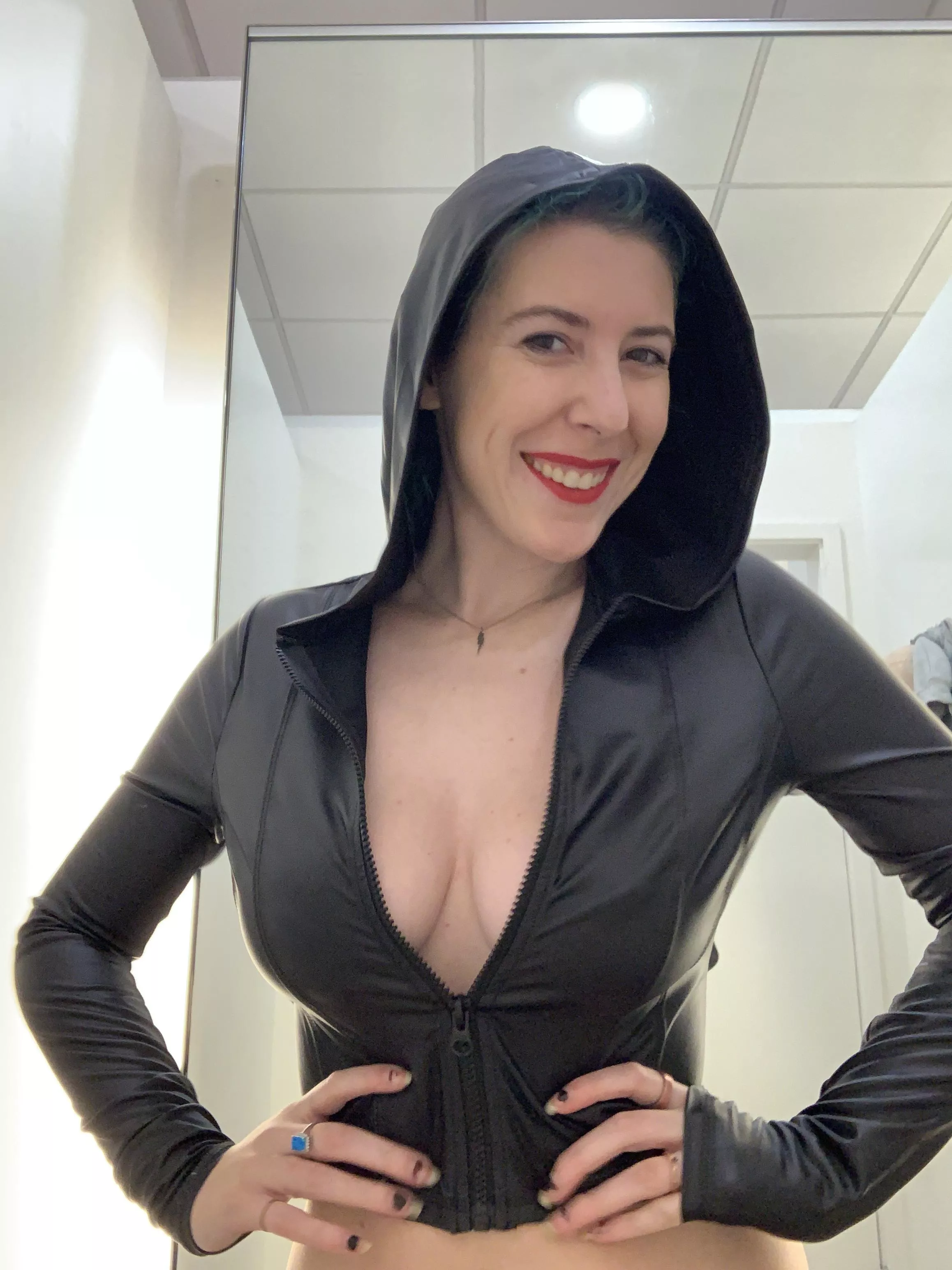Hooded cleavage posted by sirenskiss3