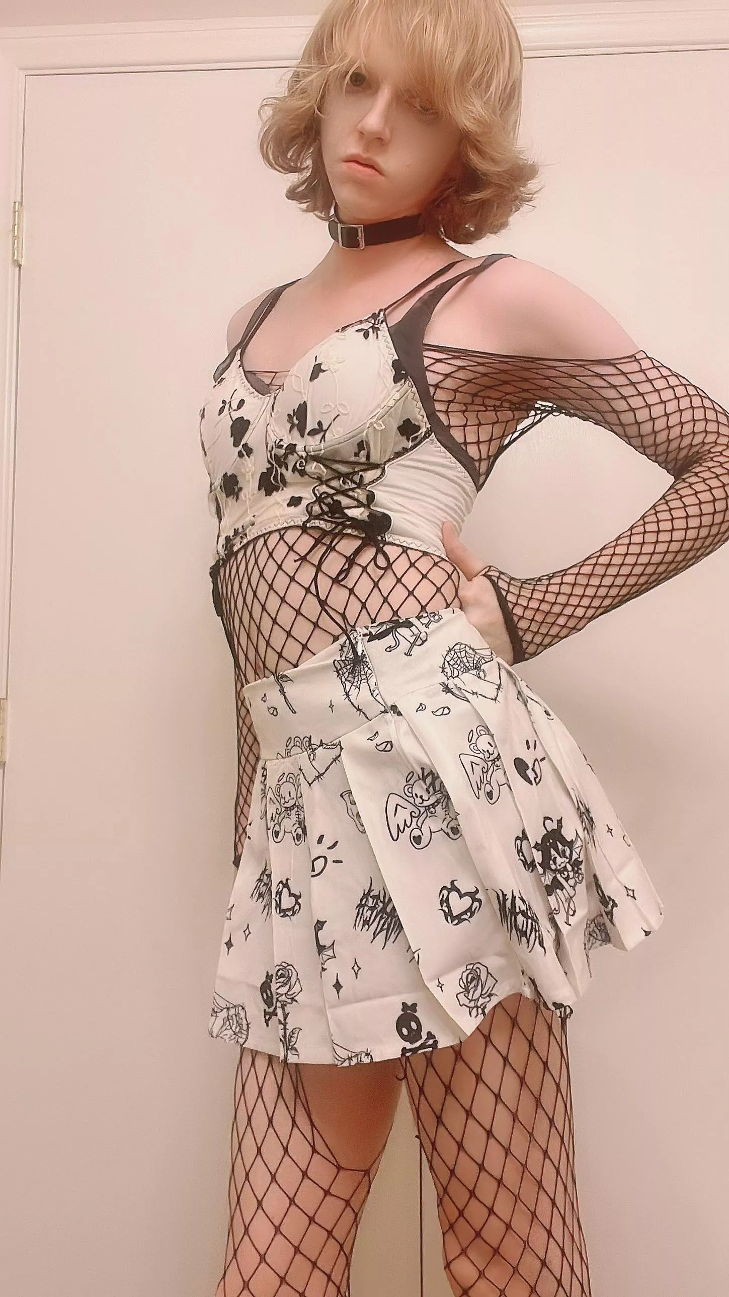 How’s my outfit? 💕🖤 posted by AstonishingCobb