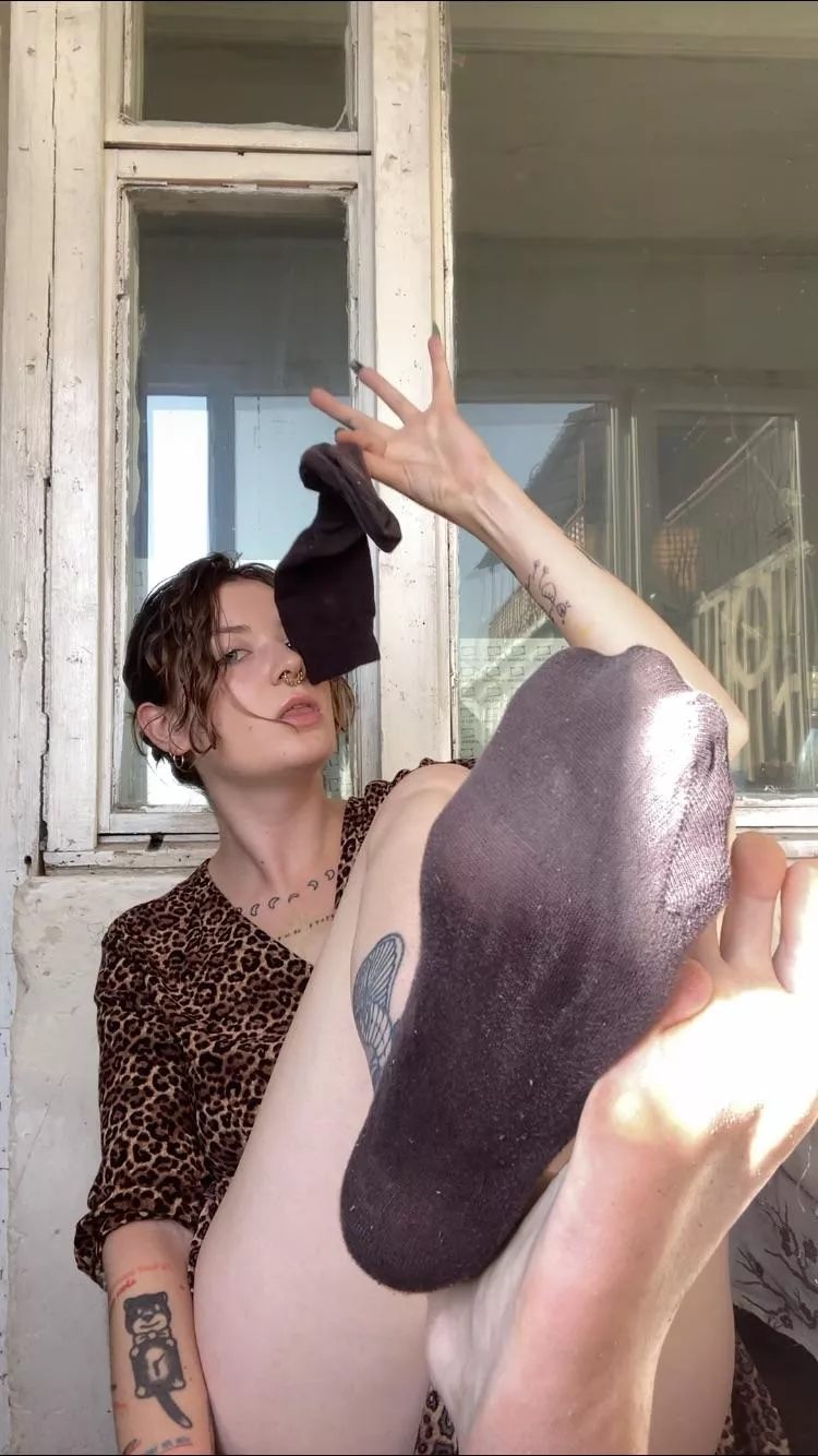 It makes me feel happy too🥵 posted by feetyourlick