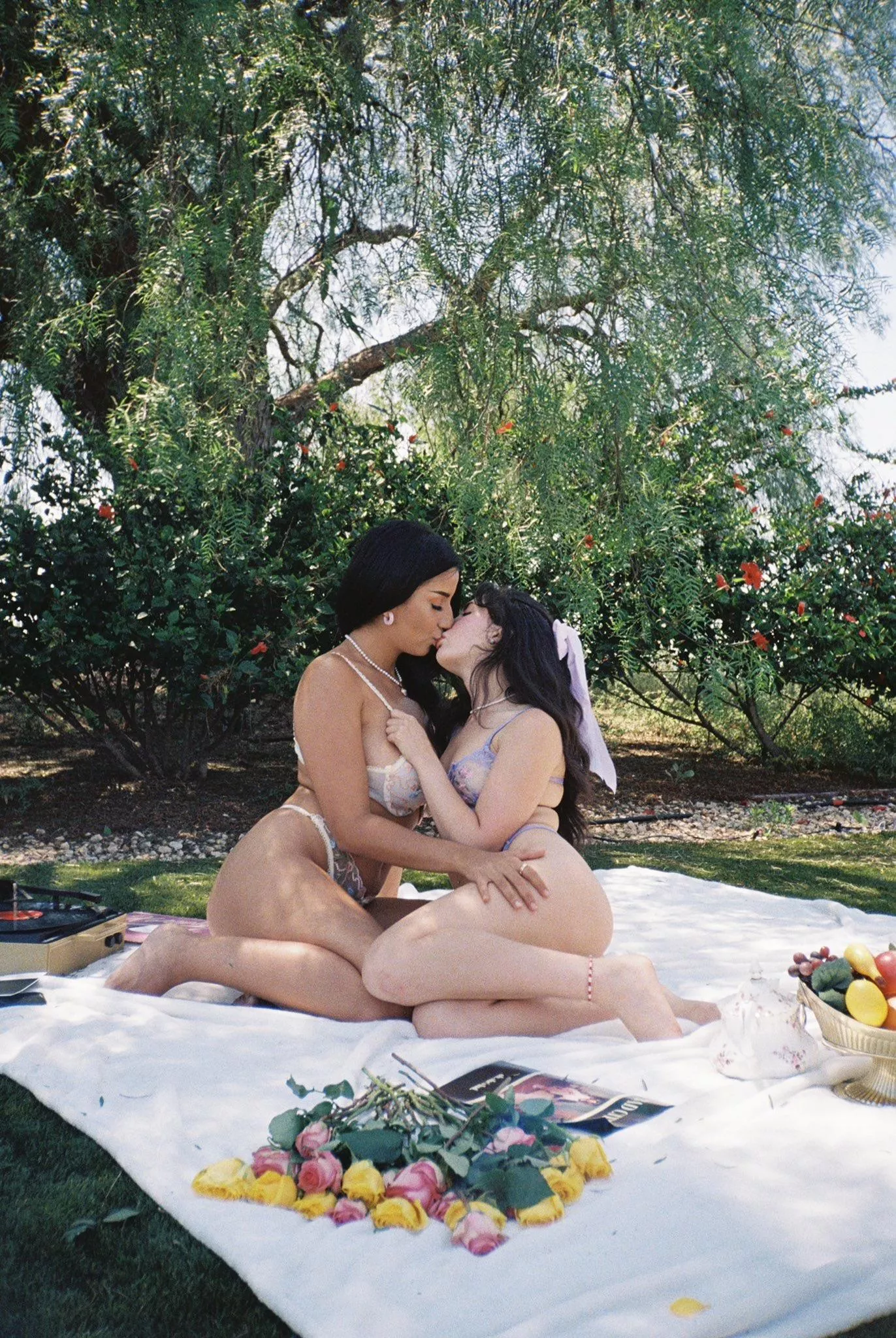 Picnic Kiss posted by whitetoweltw