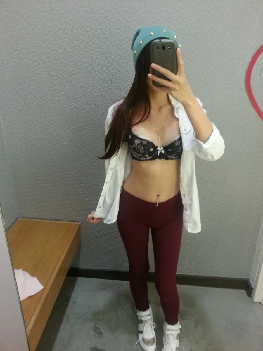 Bra reveal in the changing room posted by CaptainUndie