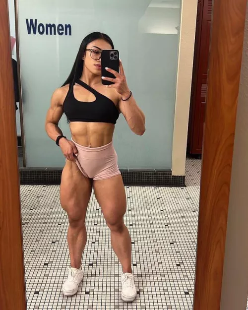 Damn! Her quads, hams & abs are ELITE! by ArsenalGoonerFanbase