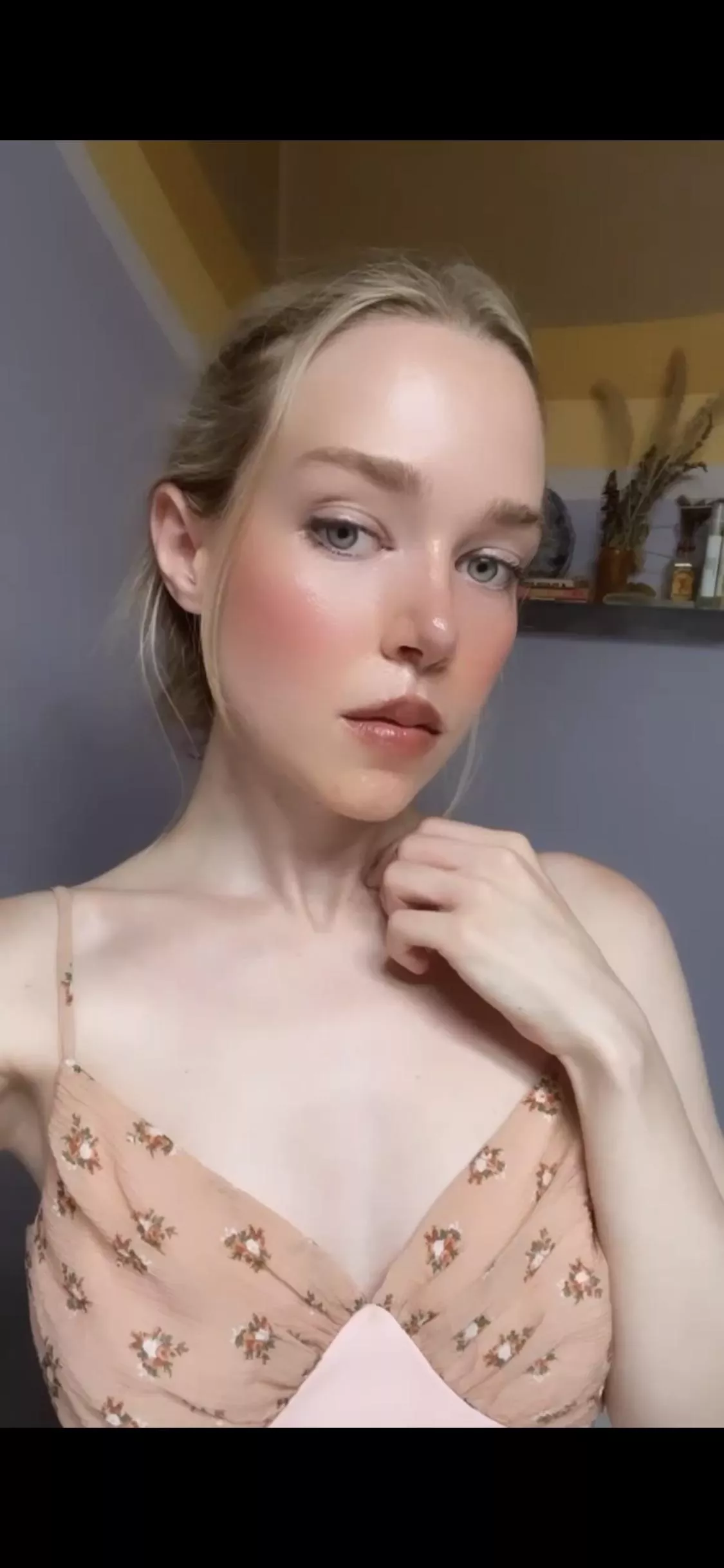 🐰 taking a break from the desk to take some selfies for you in the bathroom posted by lilydenuit