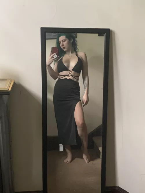 Showing some skin by sirenskiss3