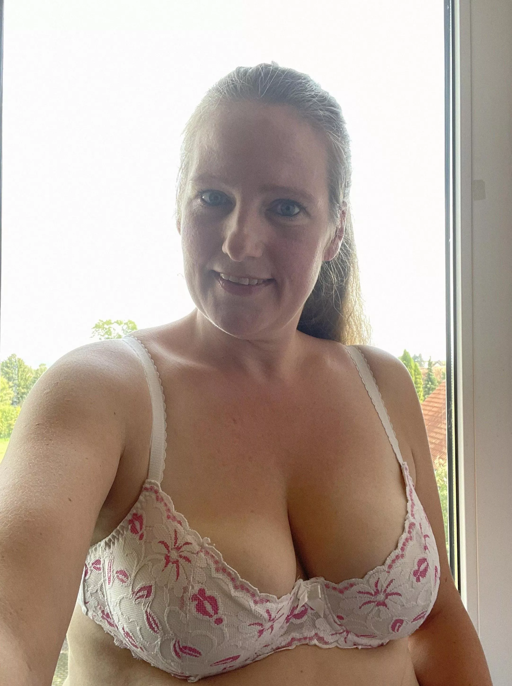 Where’s all the men that like to eat thick pussy? posted by Gio_vanm