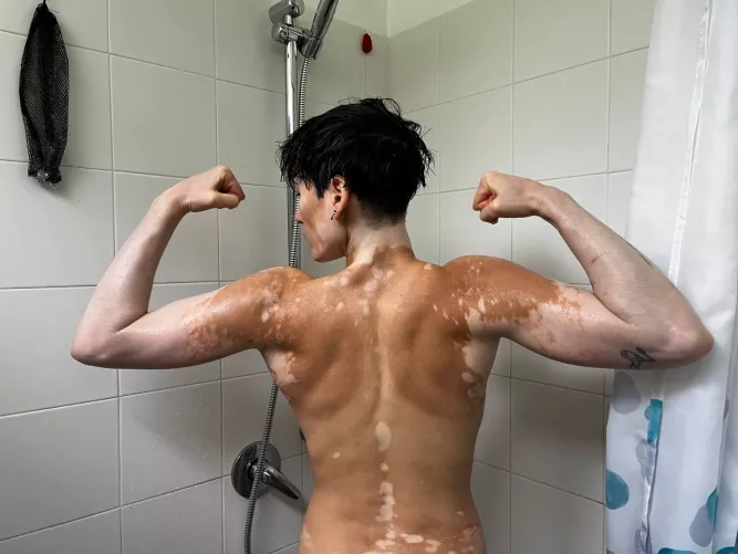 Who likes muscles girls? by yourvitiligogirl