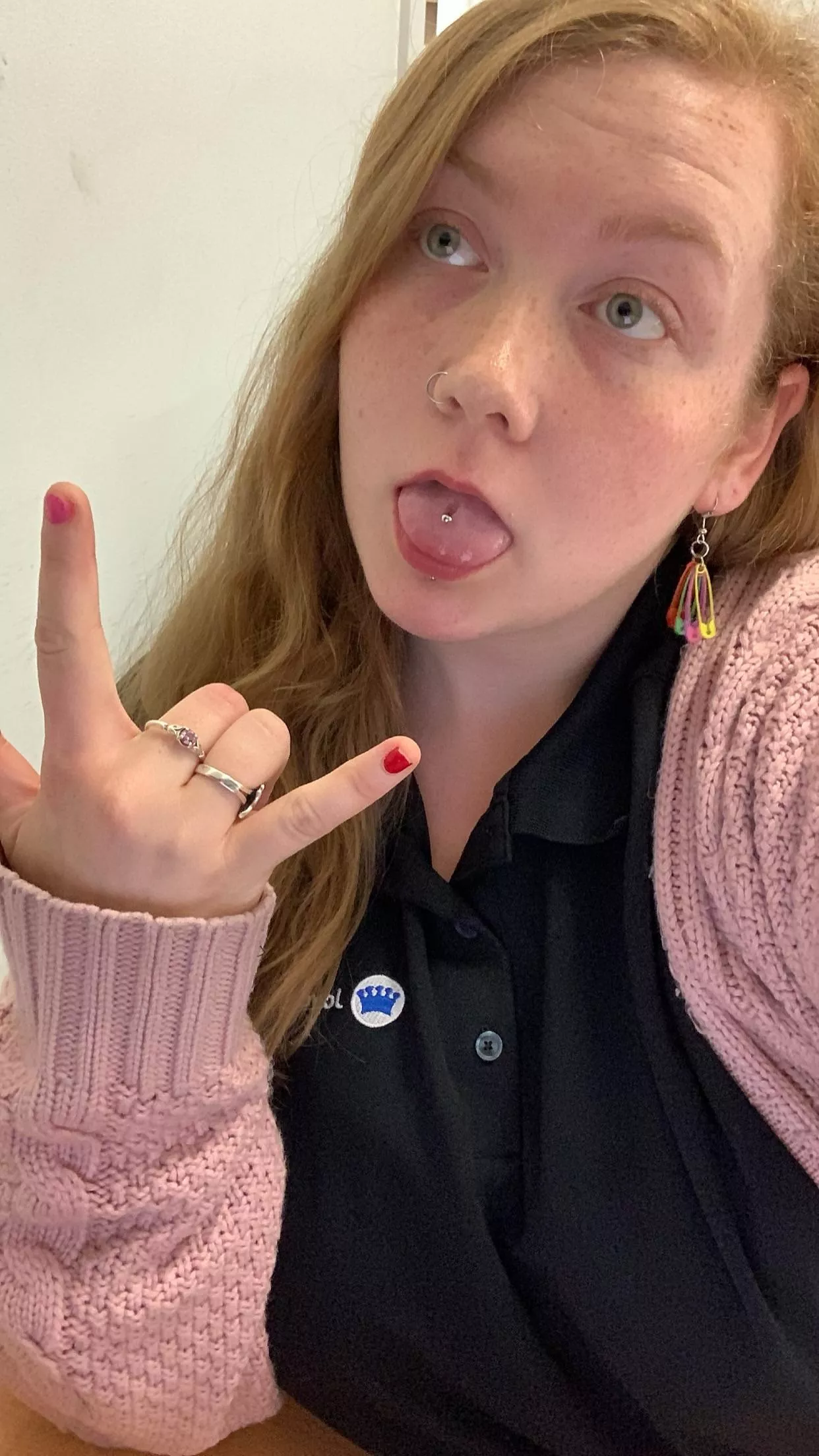 I can’t focus on my work 😣 what’s distracting me? posted by dismalhollow