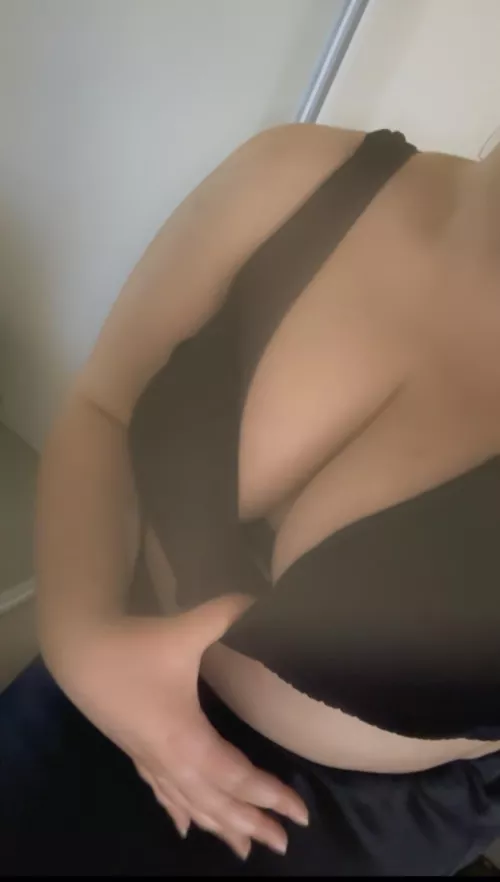 I’m short 😋… Hopefully I’ll still be able to meet your gaze as you look down at me… 👀 by Bella_Rose_69