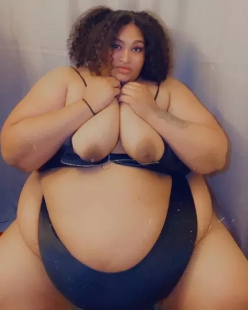 Who thinks they can make me bigger 😏 by AmberWild420