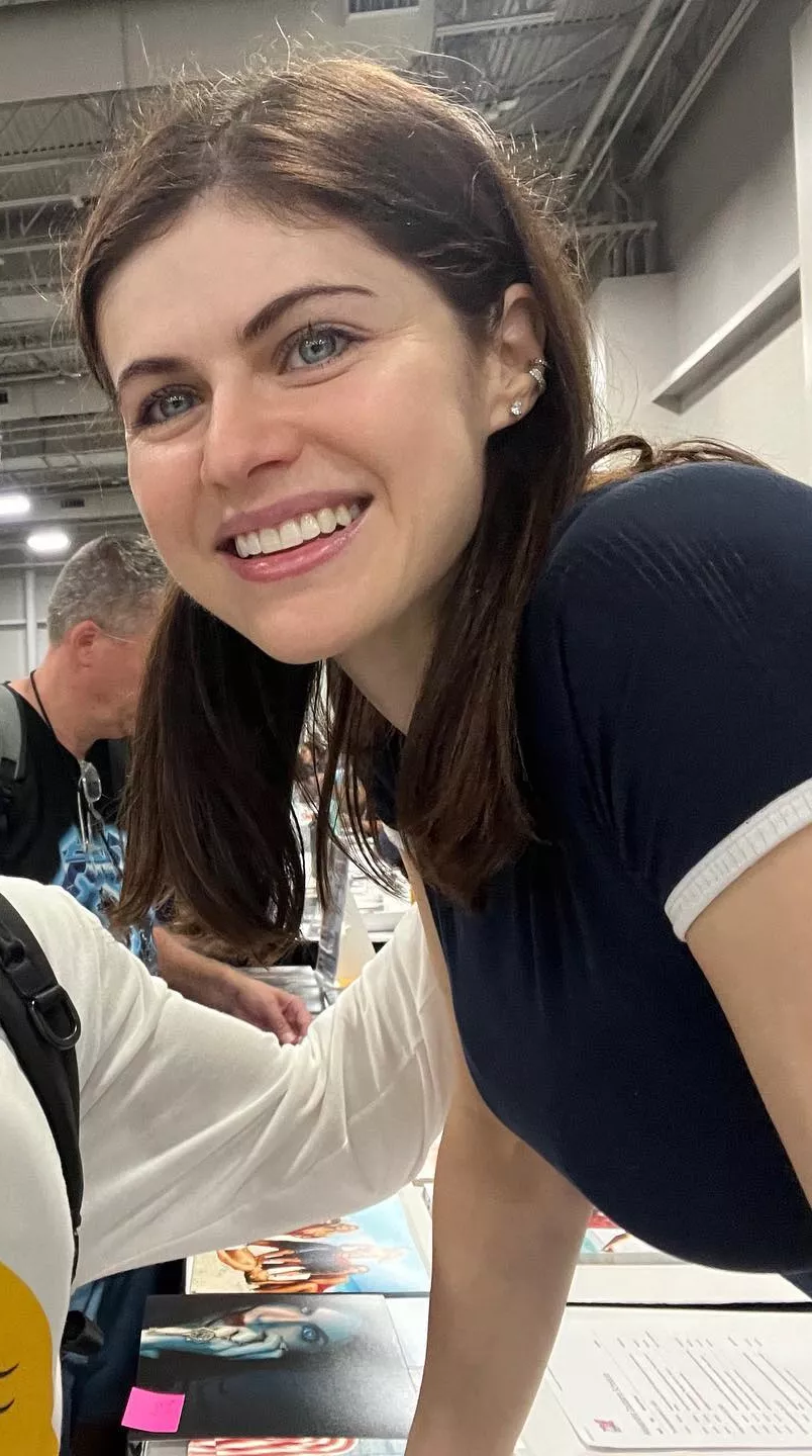 Alexandra Daddario (2023 FanX Comic Con) posted by Yeeeeeftb