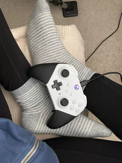 Gamer girls in socks, I hope you think I'm cute 🥰 by snowpeas88