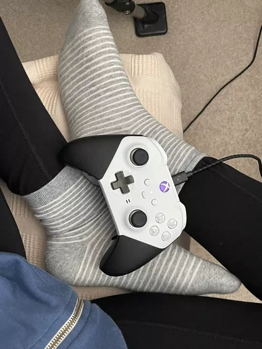 Gamer girls in socks, I hope you think I'm cute 🥰 posted by snowpeas88