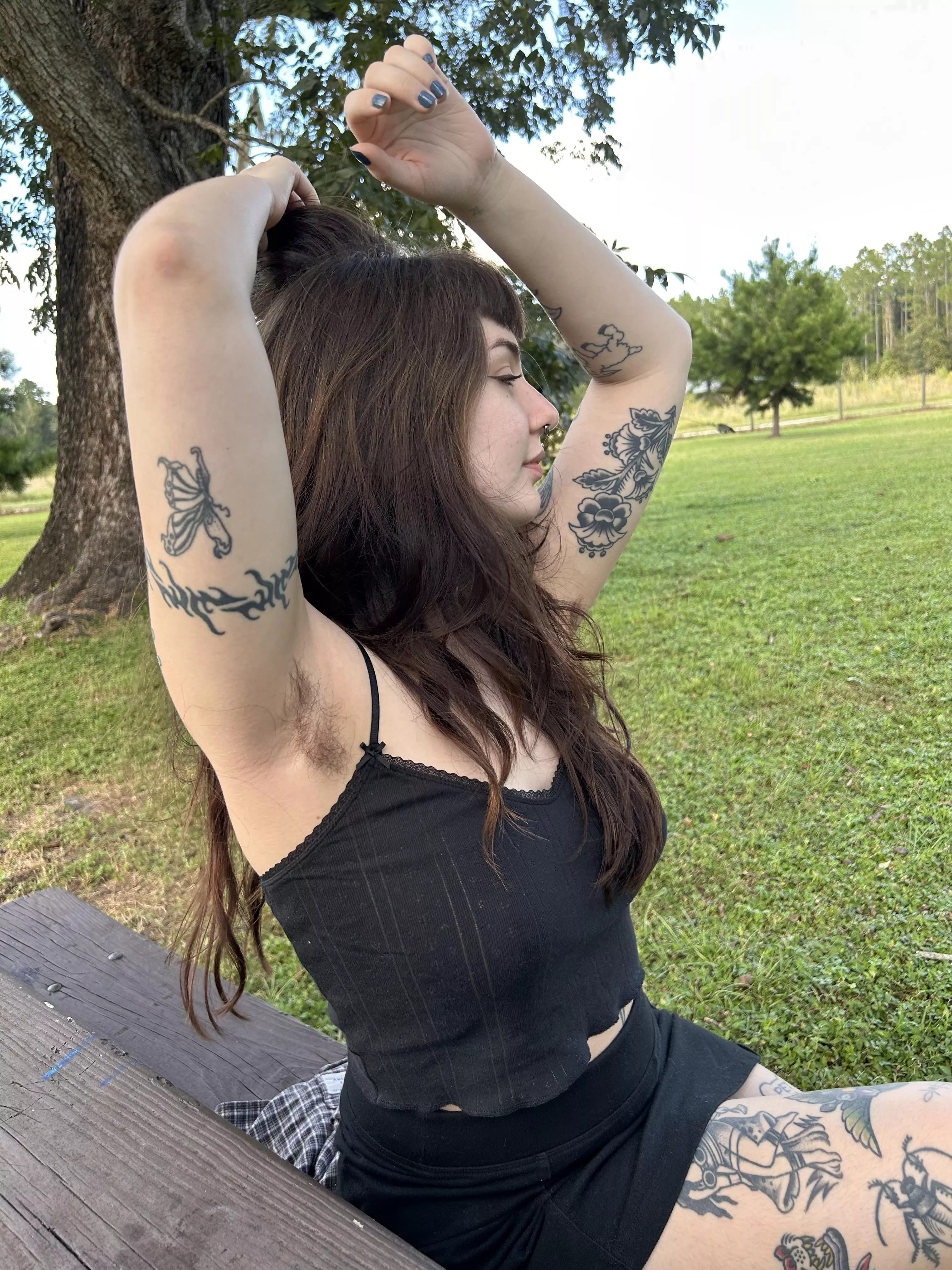Hairy pits at the park, would you stop & say hi? posted by hatechapel