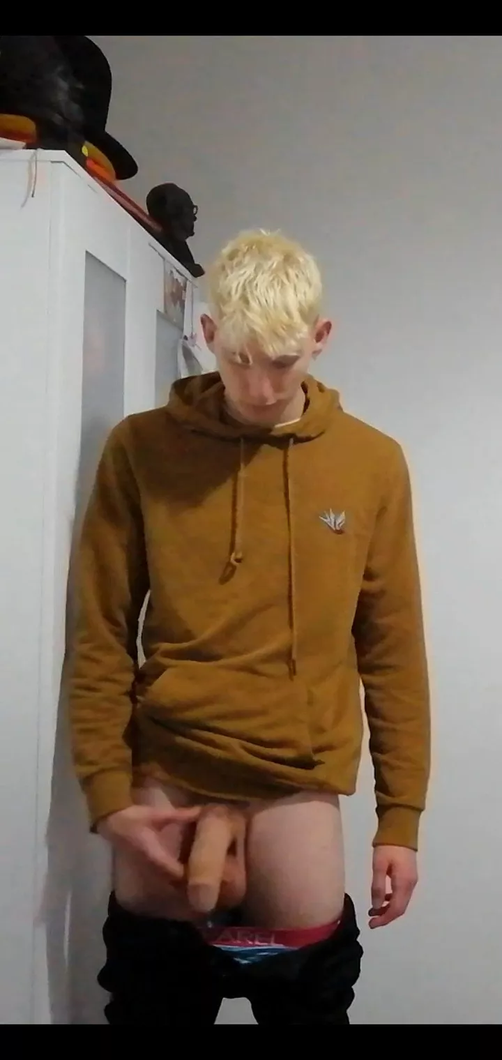 Just a bleach blonde twink over here with a huge thick soft cock and heavy balls for you 😈 posted by robbybobby1999