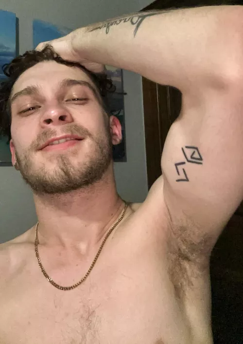 Come sniff my after workout pit by Large_tension99