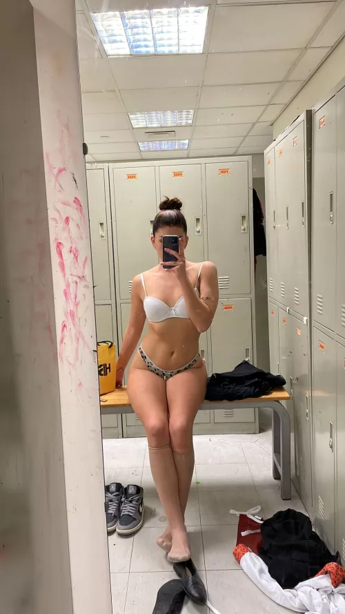 Do I look sexy here? 18F by aliveillness