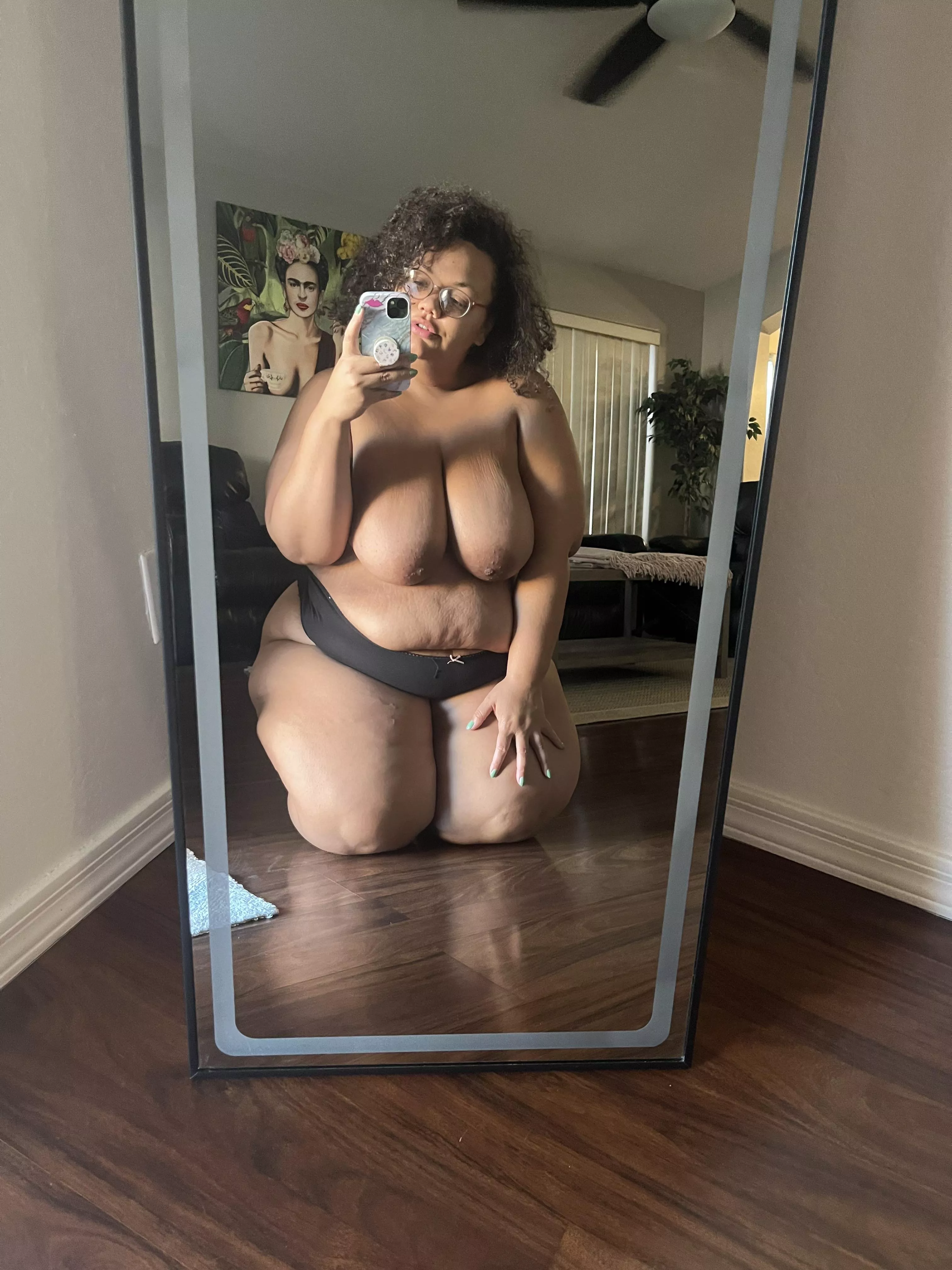 I look cute on my knees posted by MissHoneyButter46