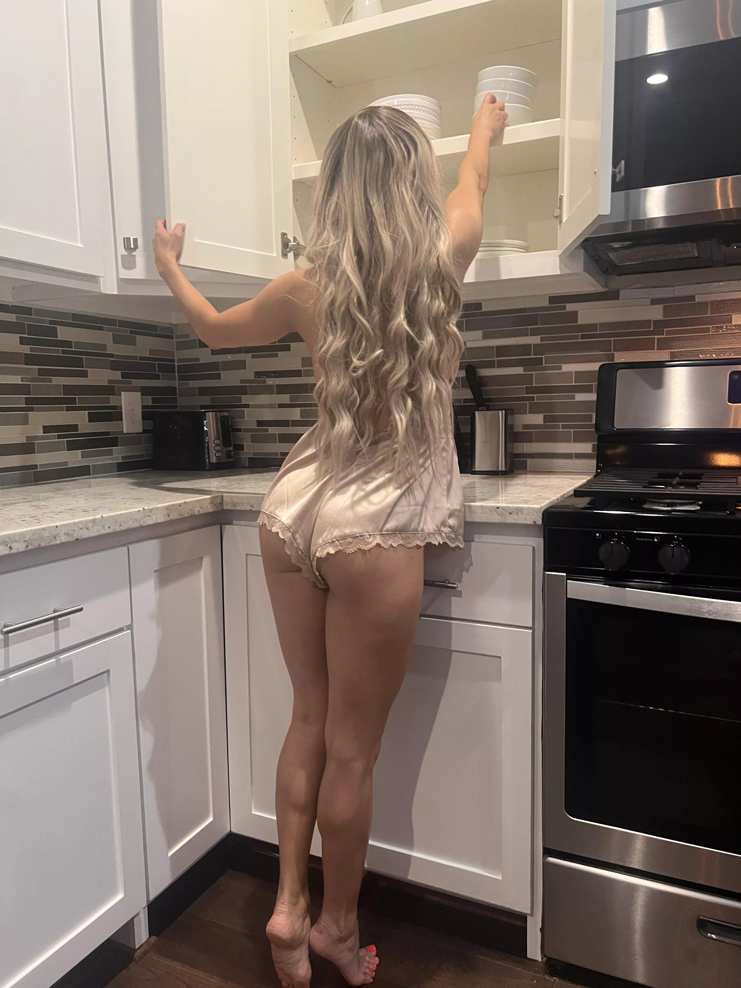 Mommy cant reach the plate, Would you help mommy pls? 41F posted by TopPeaz