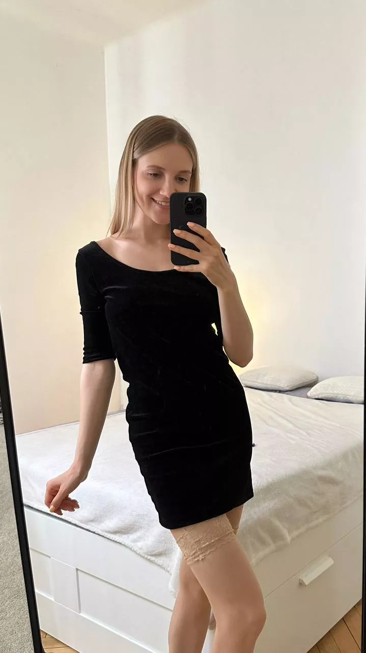 White girls always look good in black posted by sidelonggate