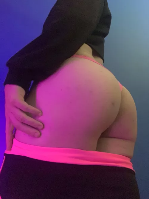 Would u stretch me out before my workout? by VAL0RW1NG