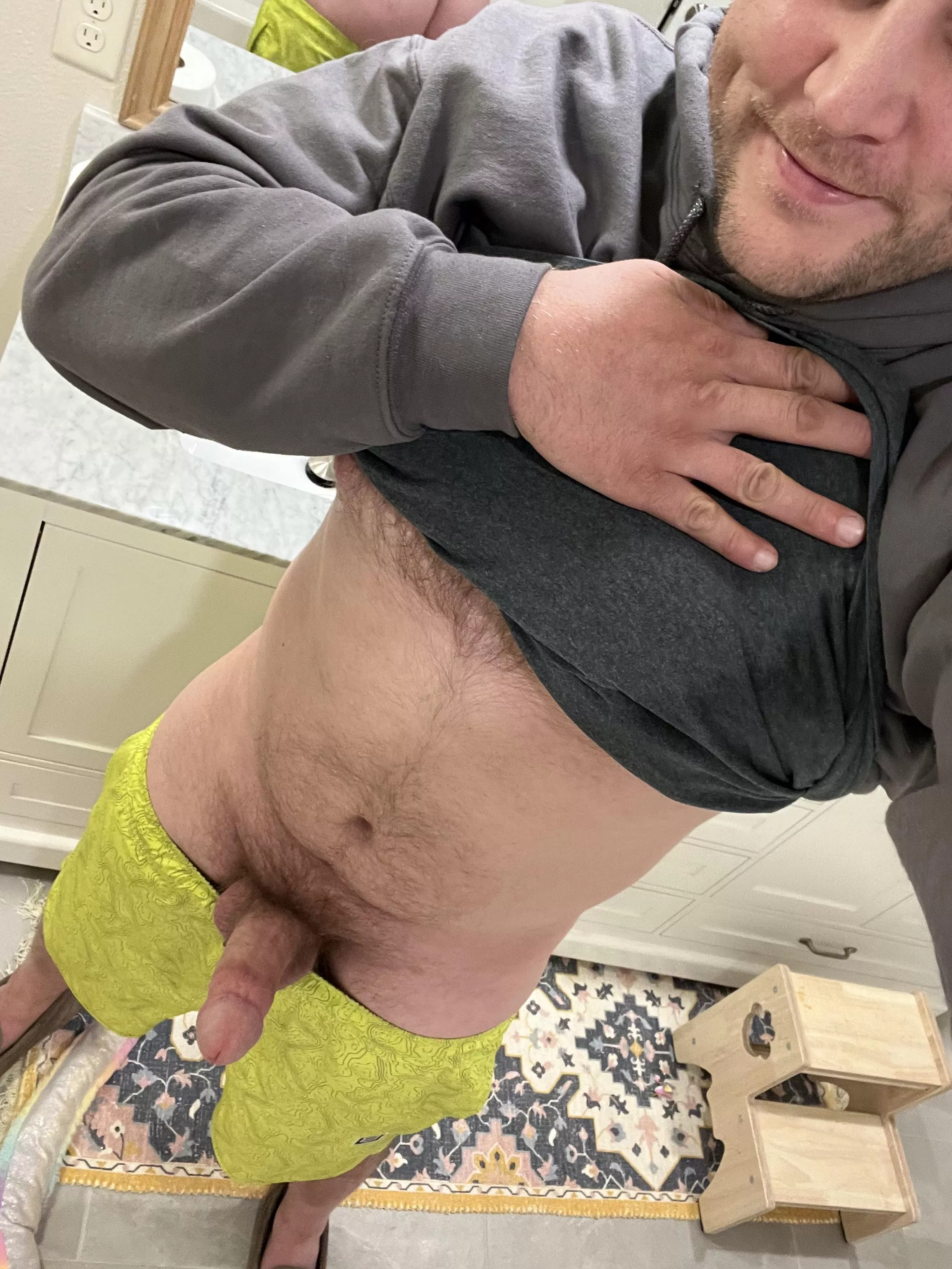 If I catch your attention comment your age and sex😊 I like to know who I turn on. [35] posted by Embarrassed-Goose940