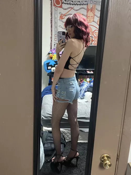 It feels good to show a lot of skin, is that so wrong? by Garb0w0dor