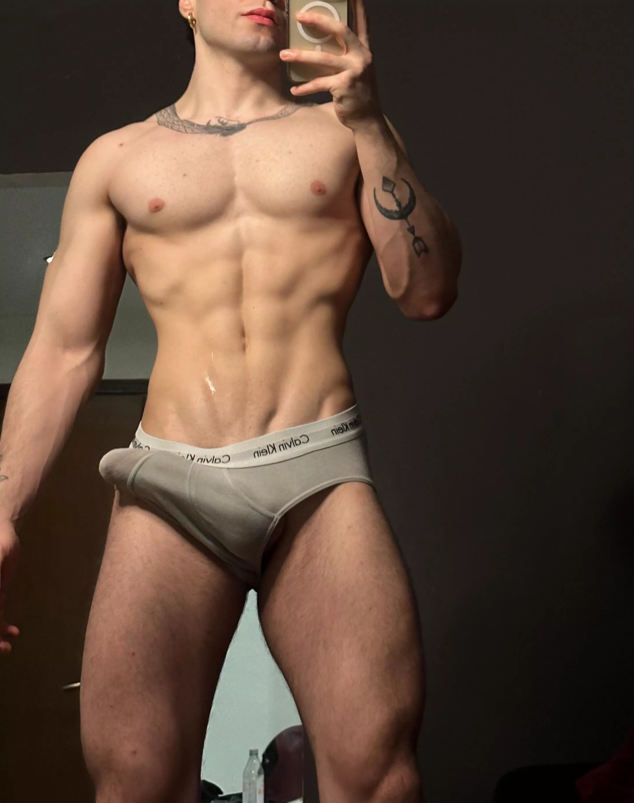 My precum 🤝🏻 my abs posted by antoniosuxx