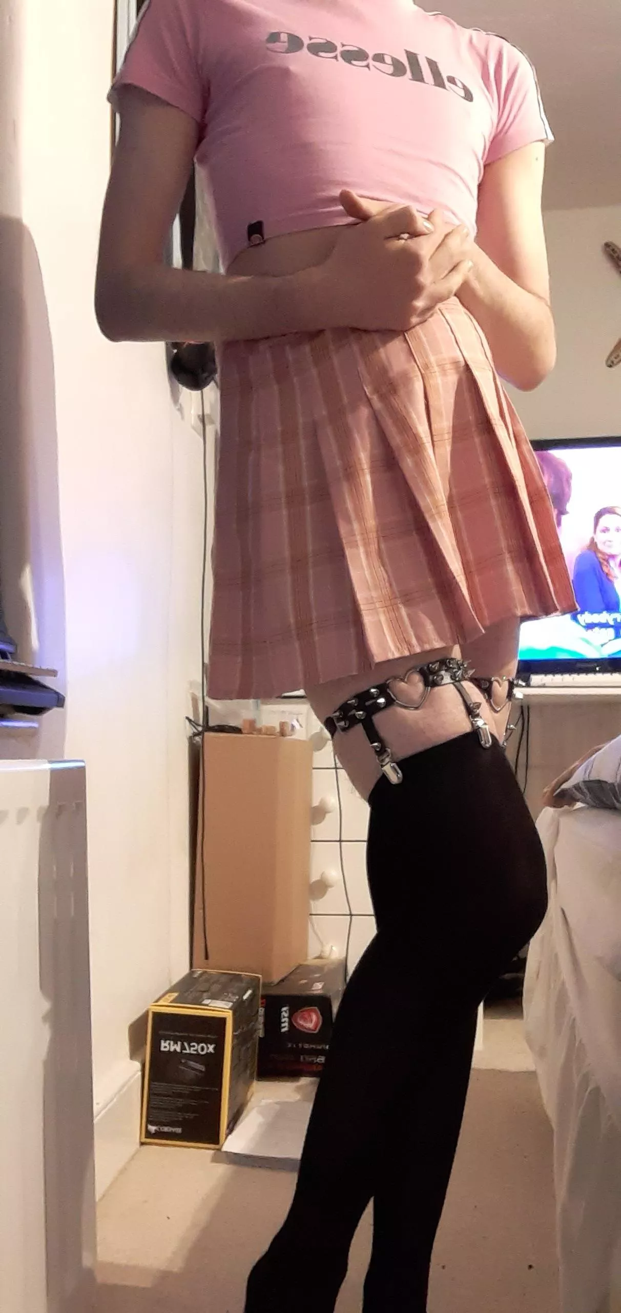 2nd post here!!! I need some help with appearing more feminine PLZ READ DESC. D: posted by RobinUwUFeet