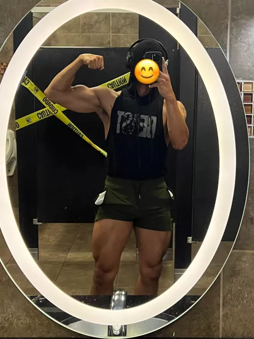 Big bicep leading up to my armpit by AdonisFit69