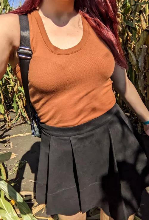 [F]ind me in the corn if you can! 🌽 by pleasegivemethed