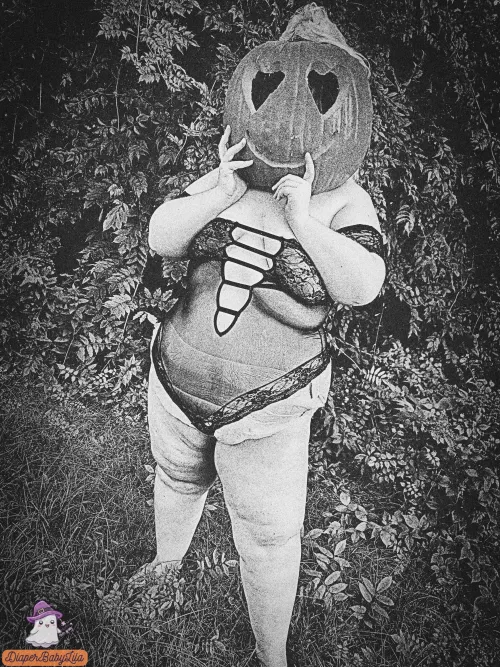 Have you heard the myth of the pumpkin witch? The story goes that she goes from house to house during each night of October and curses any naughty babies not in their diapers!🎃 Make sure you’re padded or risk the consequences!🔮 by thediaperbabylila