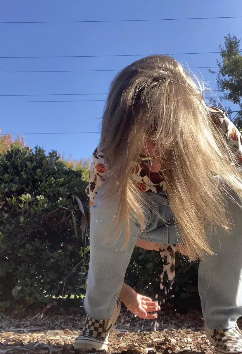 Playing in my pee, want to join me? 😁 posted by SpitInMyMouth420_