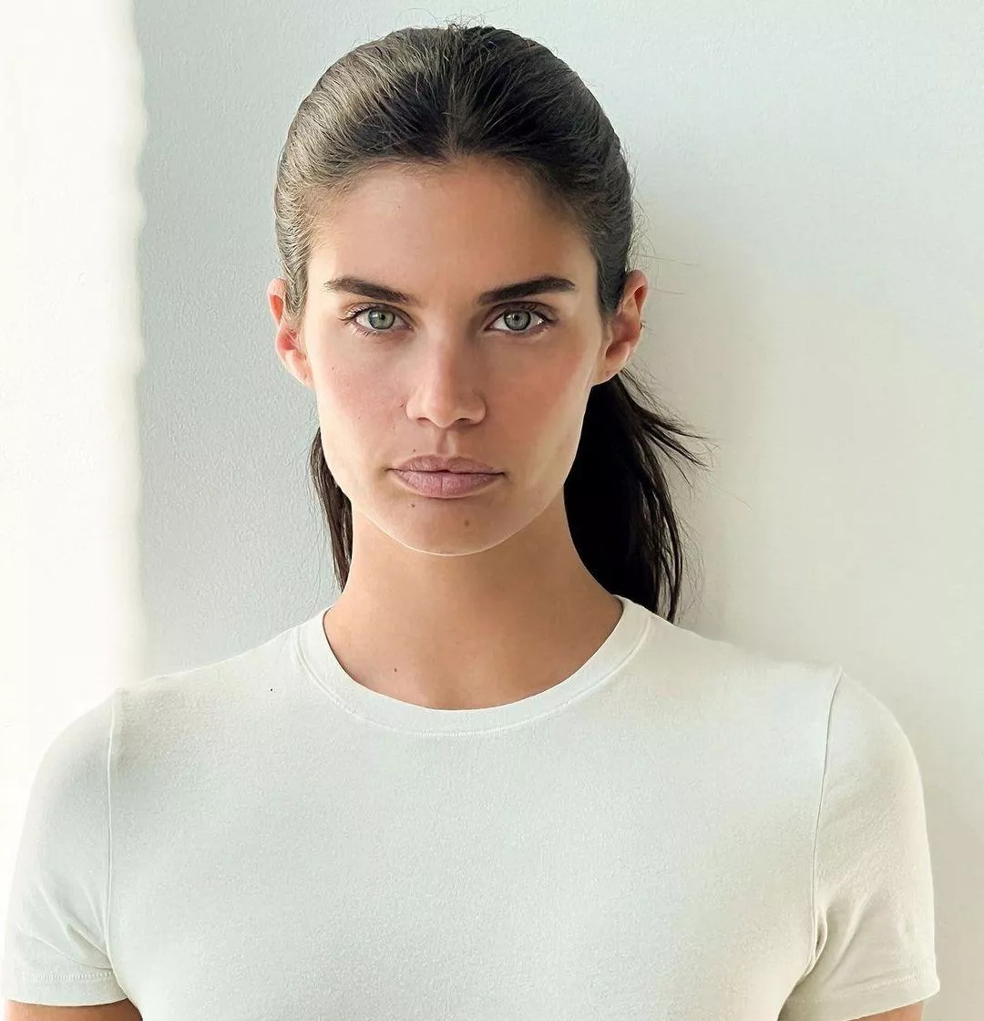 Sara Sampaio posted by Oceanofmultiverses