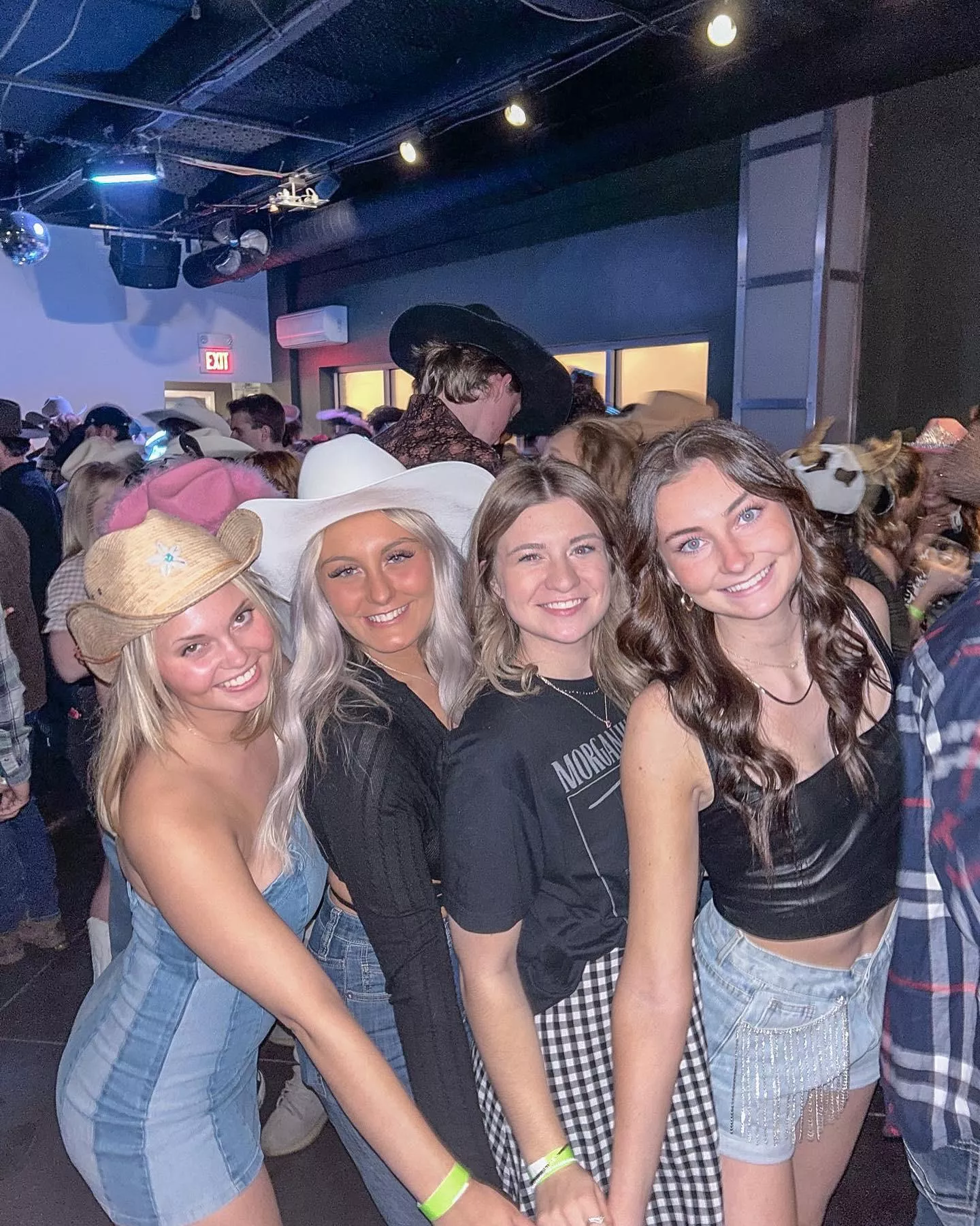 [4] Country Girls posted by whitetoweltw