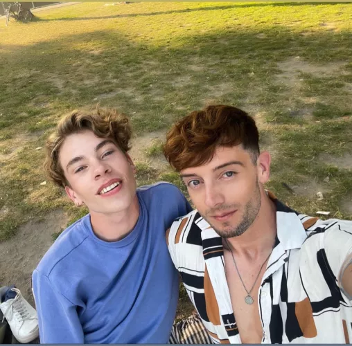 Chilling in the park with Boyfriend <3 by EvanSnowsz